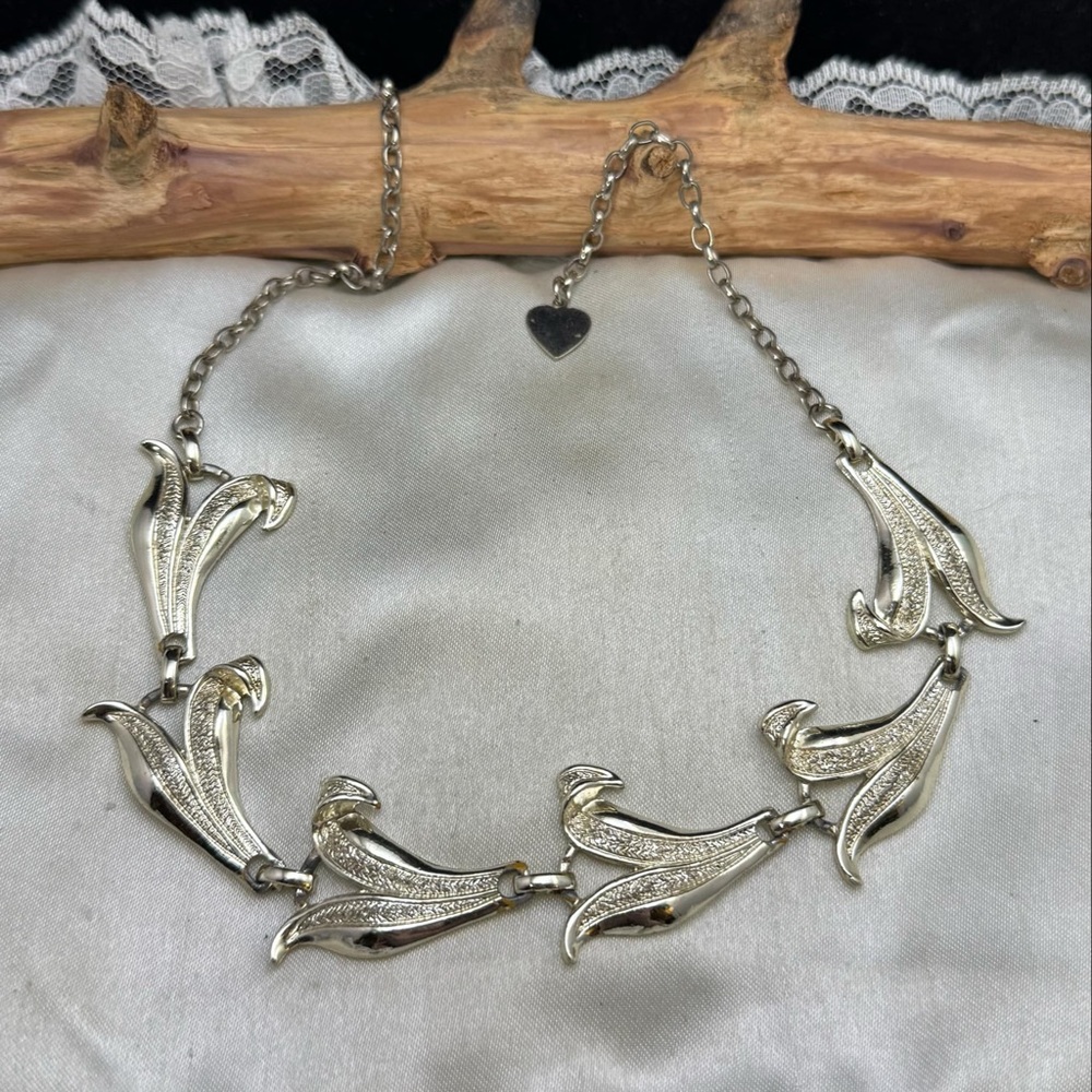VINTAGE BRUSHED GOLD TONE FLORAL NECKLACE